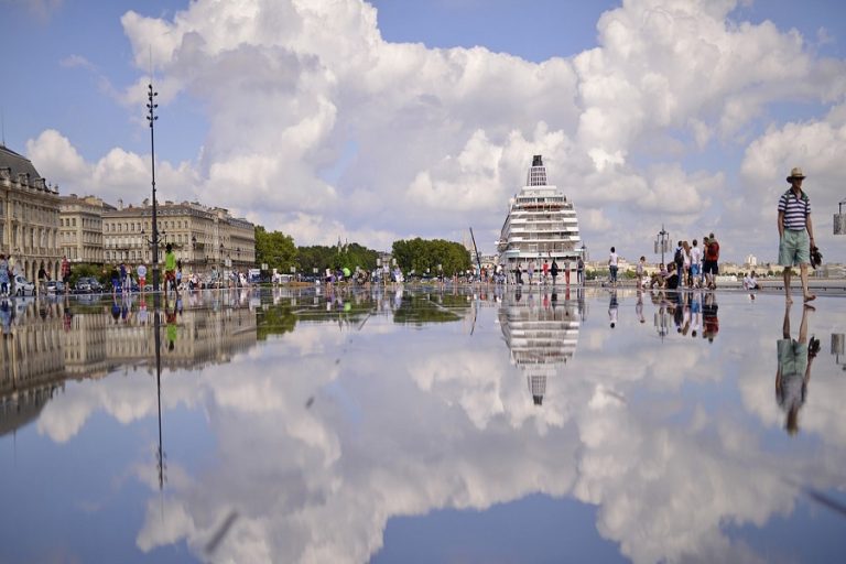 Quel type de véhicule faut-il louer pour visiter Bordeaux ?