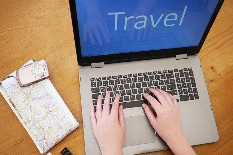 Voyagez en ligne : Avantages de réserver vos vacances en ligne
