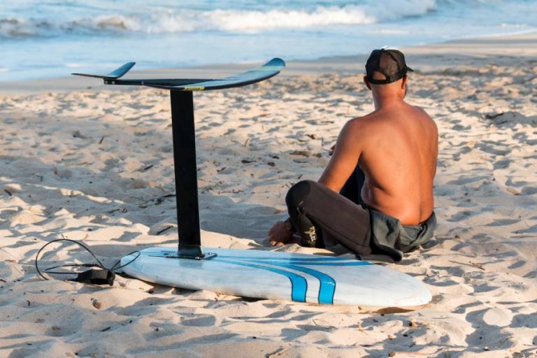 Surf foil : maîtriser les bases pour des sensations uniques sur l’eau